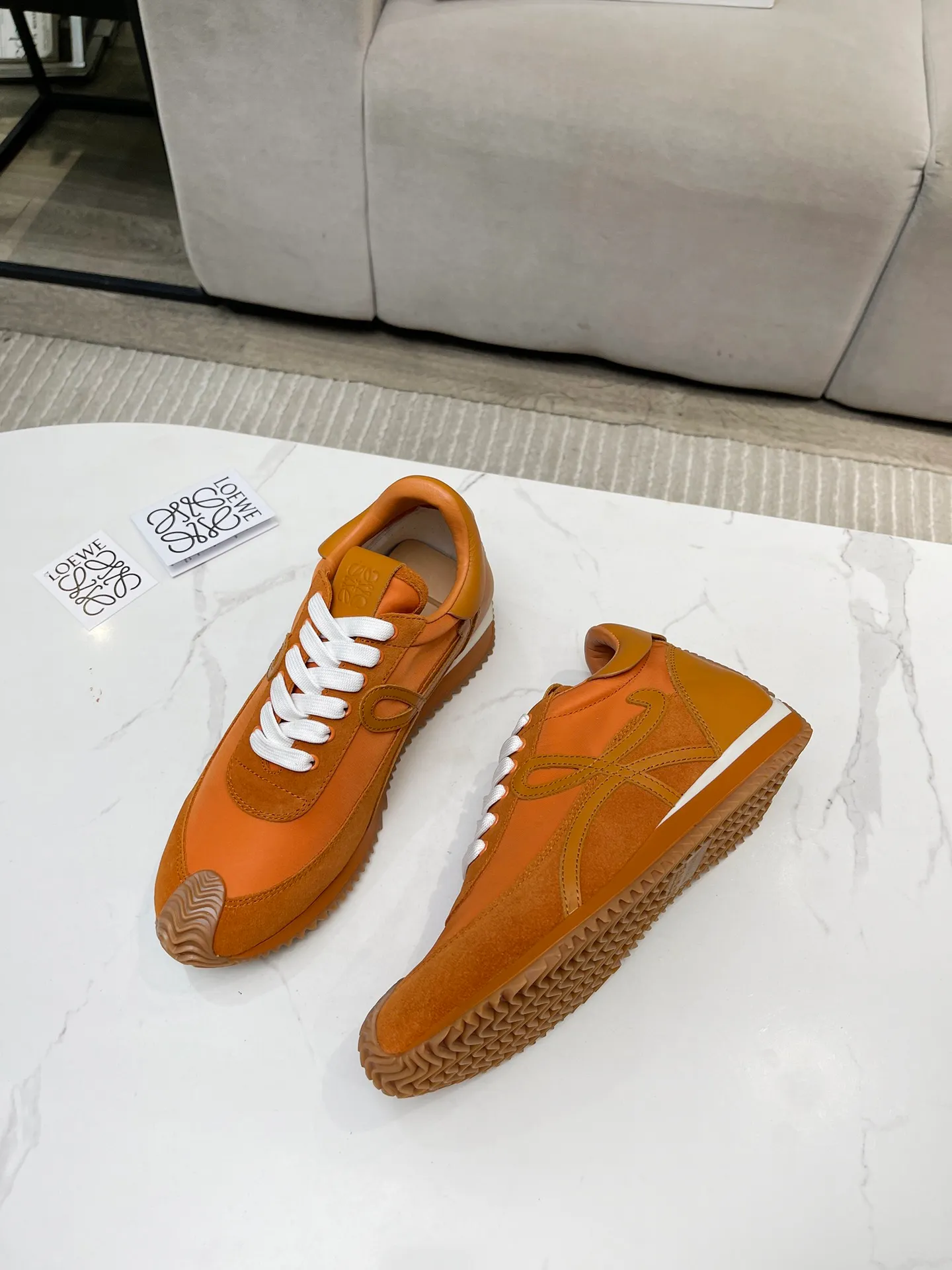 👟👟Ex-factory price 520👟👟 Men's code +10 Women's model: 35--39 (customized code 40 for women), Men's model: 40--44 (customized code 45 for men), 🔥🔥Hot LOEWE 2024 latest inner color block moral training shoes Forrest Gump shoes super good-looking super versatile color block stitching upper Very high-end hidden inner vagina 4cm! The heel has a novel design, is soft and comfortable, and has an exclusive brand logo on the side. It will be rated as the most comfortable sneaker of the year and is a must-have for your shoe cabinet!  The upper is made of special original cowhide + original cloth imported from Australia. The cowhide insole / original private model is exclusively customized with a 1:1 outsole!  Complete set in original packaging.